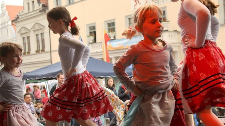 Slowakische Kindertänze von der Kinderfolkloregruppe Nezabudka.
