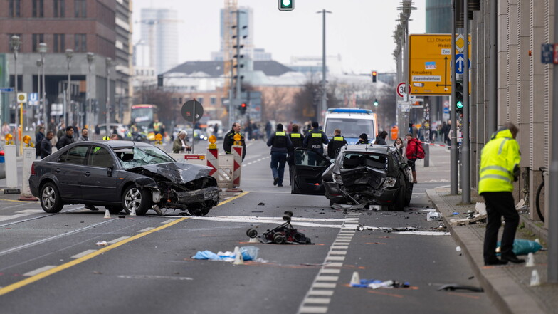 Polizisten stehen an einer Unfallstelle in der Leipziger Straße: Bei dem schweren Unfall in Berlin-Mitte ist eine Frau ums Leben gekommen, ihr Kind wurde schwer verletzt.
