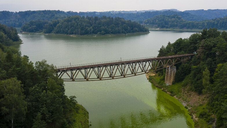 Blick aus der Luft auf die Bahnbrücke am Pilchowice See, Pilchowice/Polen.