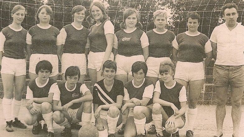 Im Frühjahr 1968 gründet Wladimir Zwetkow in Dresden die erste weibliche Fußballmannschaft. Und dann noch eine und noch eine.