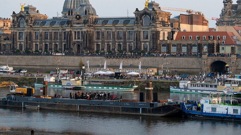 Im September 2021 spielten die Dresdner Sinfoniker auf einem Schubschiff auf der Elbe.
