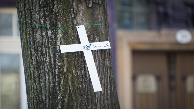 "Warum? " fragen die Macher des Protestes und stempelten die Kreuze mit einem blauen Piepmatz.