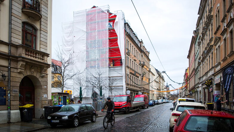 Auf der Louisenstraße in der Dresdner Neustadt verschwindet ein Wandbild, das dort niemals hätte angebracht werden dürfen.
