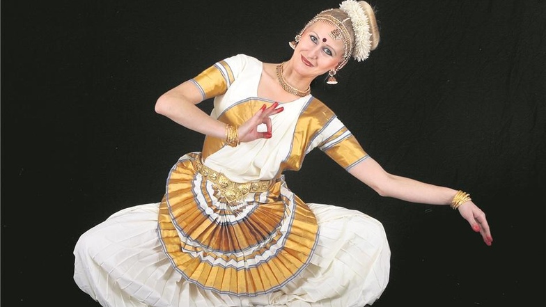 Anne Dietrich tanzt im Theater Meißen. Schon im Alter von sechs Jahren feierte sie ihre Bühnenpremiere. Zuletzt arbeitet sie fünf Jahre im Süden Indiens. Was sie von dort mitbrachte, war jetzt im Theater zu erleben.