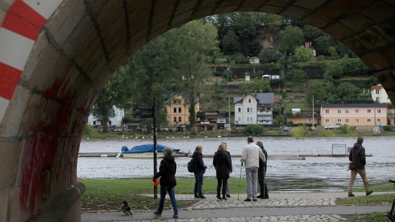 Die Elbe breitet sich am Mittag und Nachmittag in Pirna auf der Elbpromenade aus,