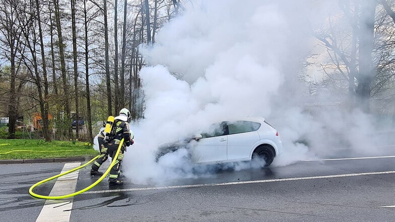 Kameraden der Freiwilligen Feuerwehren Wilsdruff und Klipphausen bekämpften den Brand.