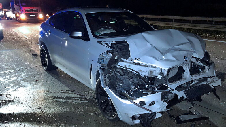 Der Fahrer (27) eines Dacia Duster wechselte auf der Autobahn bei Wilsdruff die Spur und stieß mit einem Audi zusammen. Verletzt wurde niemand. Sachschaden: 20.000 Euro. Die Verkehrsunfälle im Landkreis Meißen nahmen im Vorjahr leicht zu.