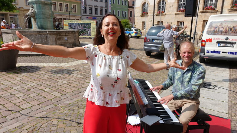Die Sängerin Susanne Engelhardt und Generalmusikdirektor Jörg Pitschmann am Klavier haben am Mittwoch einen kleinen Vorgeschmack auf das geboten, was das Publikum am Sonntag erwartet.