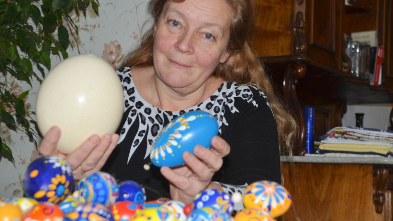 Beatrix Rudolph bemalt jedes Jahr hunderte Eier. Damit wird der Osterbrunnen geschmückt Foto: C. Junghanß
+2 Fotos zum einstellen in den Text: So sehen die Osterbrunnen in Deutsch-Paulsdorf aus, wenn sie fertig sind.