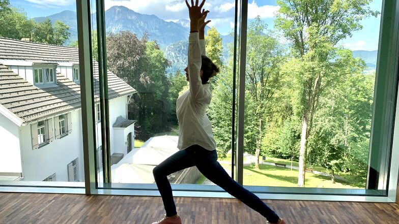 Yoga geht auch im Museum - hier mit Physiotherapeutin Elisabeth Dean im Franz Marc Museum in Kochel.