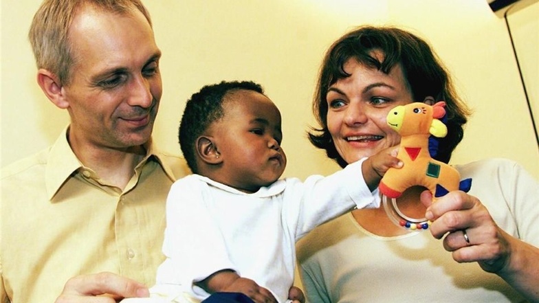 Im Oktober 2002 berichtete die Sächsische Zeitung über die Adoption von Sophie. Damals entstand dieses Familienfoto.