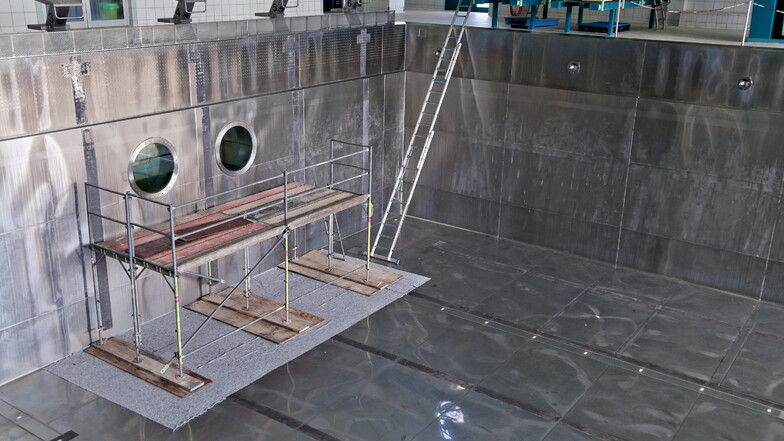 Das Archivfoto zeigt das Sprungbecken im Riesaer Schwimmbad bei Bauarbeiten im Jahr 2017. Momentan ist das Becken wegen eines technischen Defekts gesperrt.