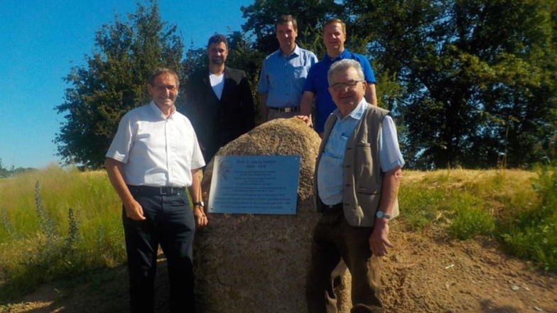 Werner Pietsch, Andreas Fiedler, Uwe Bergfeld, Norbert Wolf und Günter Kretschmar haben den Gedenkstein für Prof. Dr. Georg Derlitzki offiziell eingeweiht. 