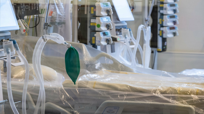 Ein Intensivbett mit Beatmungseinheit steht auf der Corona-Station im Städtischen Klinikum Dresden. Die Kosten der Corona-Pandemie steigen und steigen – auch bei den Krankenversicherungen.