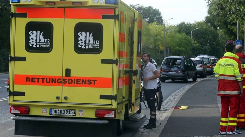 Mit einem Rettungswagen wurde der Schwerverletzte in eine Dresdner Klinik gebracht.