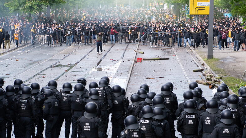 Polizisten stehen vor dem Rudolf-Harbig-Stadion Dynamo-Fans gegenüber.