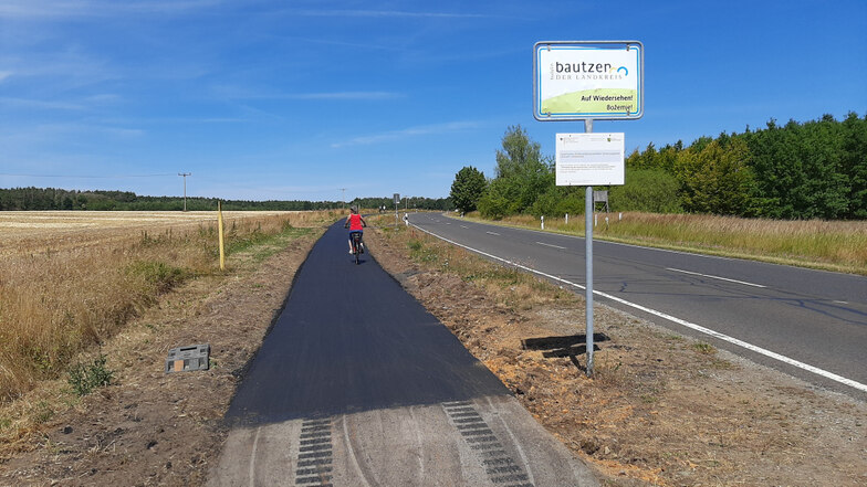 Der Radweg ab Landesgrenze bis Senftenberg ist schon neu asphaltiert, aber offiziell noch Baustelle und damit gesperrt.