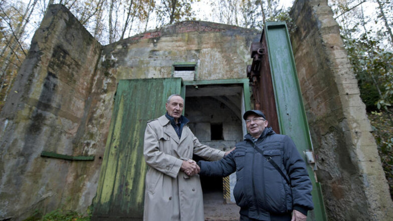 Ein historischer Händedruck: US-General a.D. Raymond E. Haddock (l.) und Nikolai Skiba, der die Raketentruppen im Taucherwald befehligte, trafen sich am 5. November 2012 an einem Raketenbunker bei Uhyst.