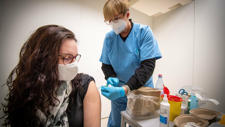 Diplom-Medizinerin Ingrid Dänschel (rechts) hat am Montag im Impfzentrum in Mittweida Ricarda Hecker gegen Covid-19 geimpft.