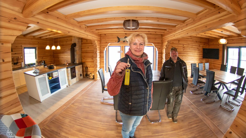 Ines und Armin Kittner stehen im Gemeinschafts- und Seminarraum im neuen Fischerhaus in Petershain. Hier kommen die Gäste an und nehmen ihre Mahlzeiten ein.