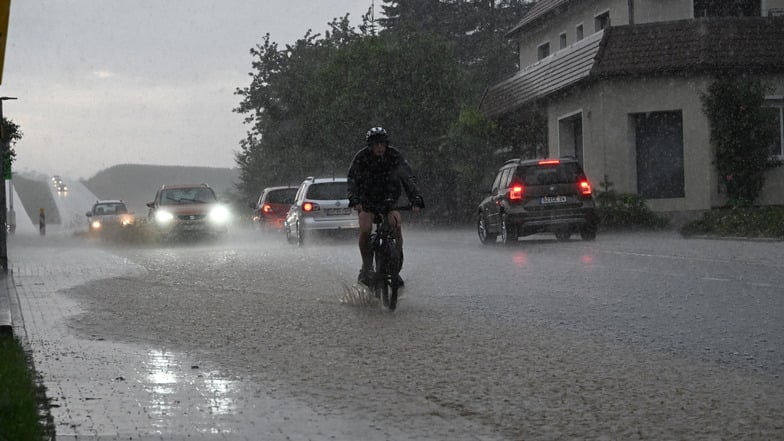 Nach heftigen Regenfällen waren in der Gemeinde Oppach zahlreiche Straßen geflutet.