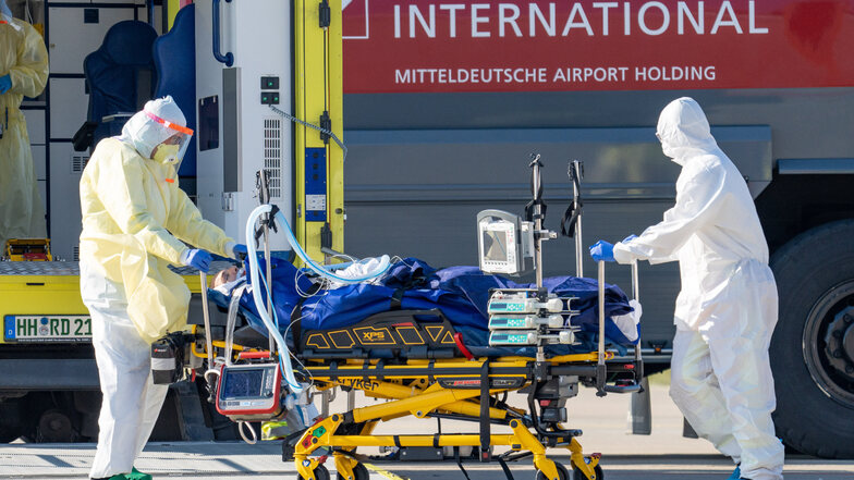 Ein Corona-Patient aus Frankreich ist auf dem Flughafen Dresden gelandet. Hierzulande wurden ähnliche Ausmaße bei der Pandemie vermieden.