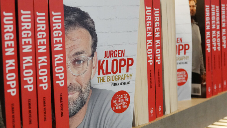 Im Fanshop vom Stadion an der Anfield Road stehen Biografien von Jürgen Klopp in einem Regal.