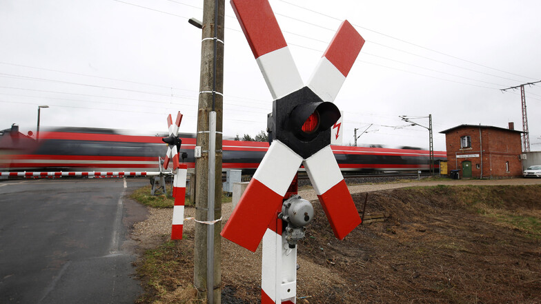 Die Tage dieses Bahnübergangs in Röderau sind gezählt. Doch zunächst wird der Ausbau der Bahnstrecke Dresden-Leipzig an anderer Stelle vorangetrieben.