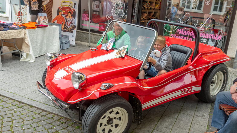 Adam und Thea waren mit den Großeltern aus Nossen angereist. Fürs Foto durften sie im VW Buggy Platz nehmen.