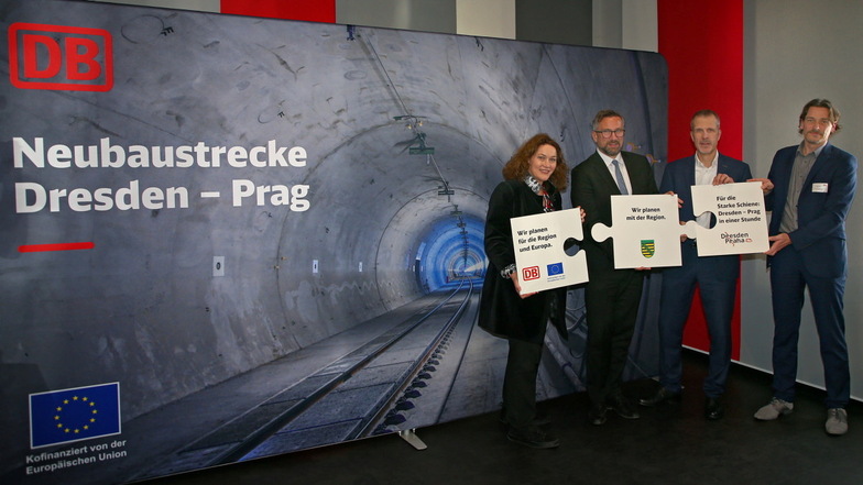 Planen Deutschlands längsten Eisenbahntunnel: Bahn-Vorstand Ingrid Felipe, Minister Martin Dulig, Michael Walden und Projektleiter Kay Müller (v.l.).