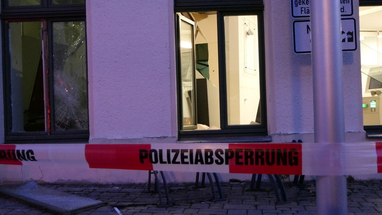 Unbekannte haben in der Nacht zum Freitag einen Automaten in der Sparkassenfiliale in Mutzschen gesprengt. Dabei entstand erheblicher Sachschaden.