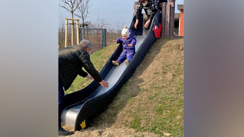 Ein zweijähriges Mädchen war das erste Kind, das den jetzt freigegebenen neuen Spielplatz in Stiebitz nutzte - begleitet von Oma und Opa.