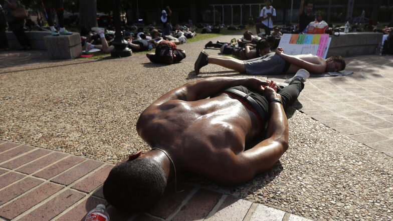 Demonstranten liegen in San Antonio/Texas mit den Händen auf dem Rücken auf dem Boden. Der gewaltsame Tod von George Floyd führte zu landesweiten Protesten.