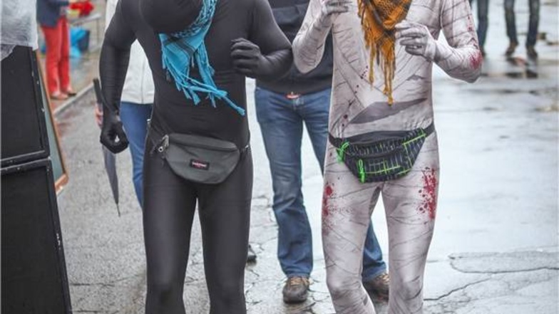 Ungewöhnliches Outfit: Überall auf den Straßen tanzten bunt verkleidete Menschen.