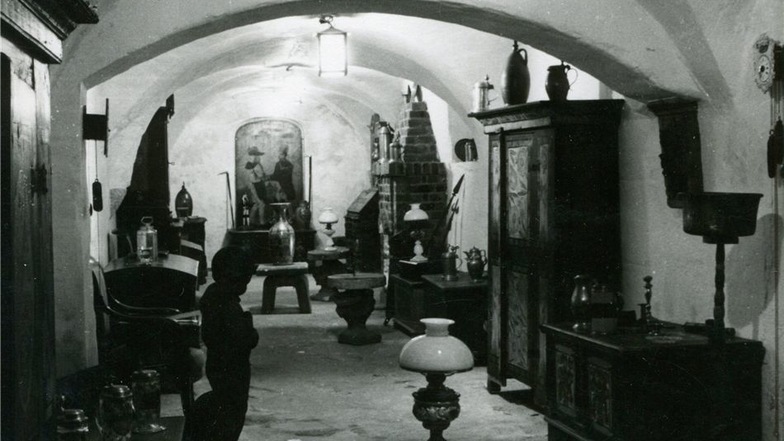 Laden und Museum zugleich: Das Freitaler Antiquitätengeschäft „Haus der Volkskunst“ von Gerhard Patzig zog Liebhaber selbst aus dem Westen an.
