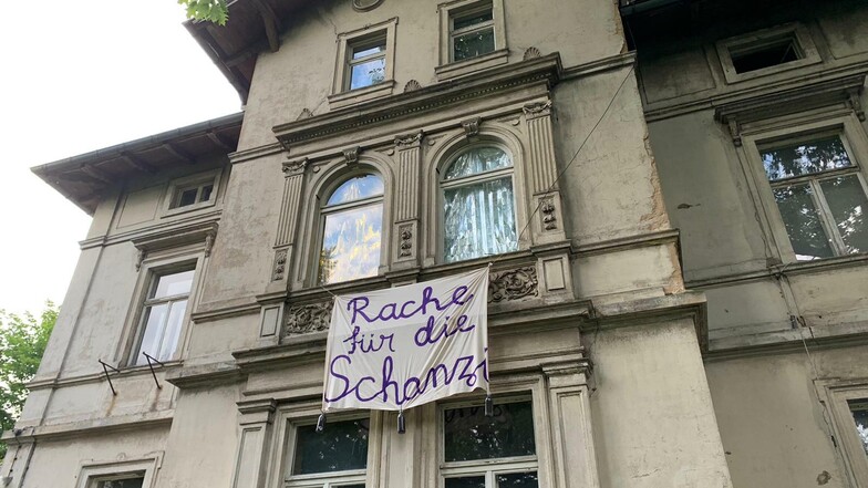 Dieses Banner erinnert an die Hausbesetzung auf der Schanzenstraße im Oktober 2020.