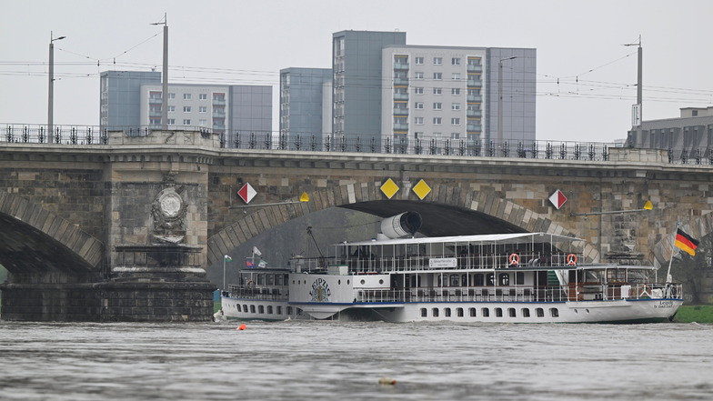 Auch unter der Albertbrücke wird es für den Dampfer Leipzig am Dienstag knapp.