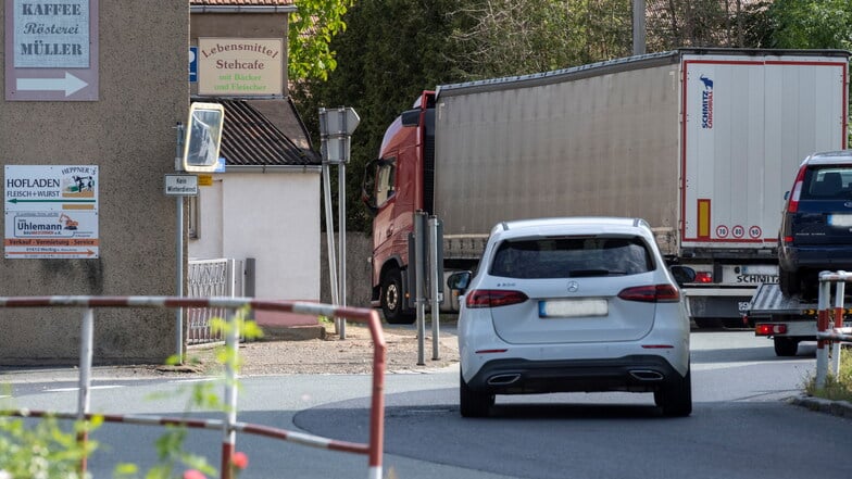 Die Hauptstraße im Großenhainer Ortsteil Wildenhain ist Tag und Nacht gut frequentiert. In der Kurve am Gasthof kann es bei Gegenverkehr mit Brummi und Co durchaus schon mal eng werden.