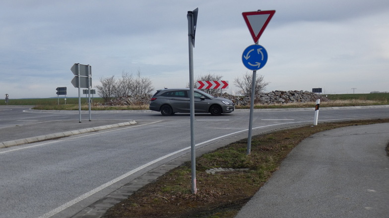 Kreisverkehr auf der B96 bei Cölln wird repariert