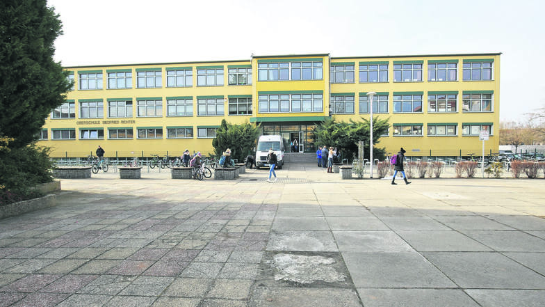Die Oberschule in Gröditz im Januar 2019: Rund 350 Schüler der Klassenstufen fünf bis zehn besuchen die Einrichtung an der Franz-Liszt-Straße.