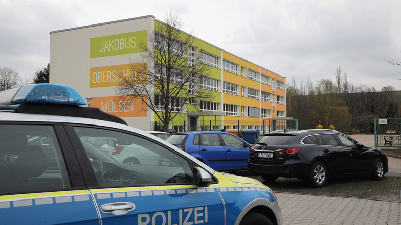 Ein Polizeiauto steht vor der Jakobus-Oberschule Mülsen.