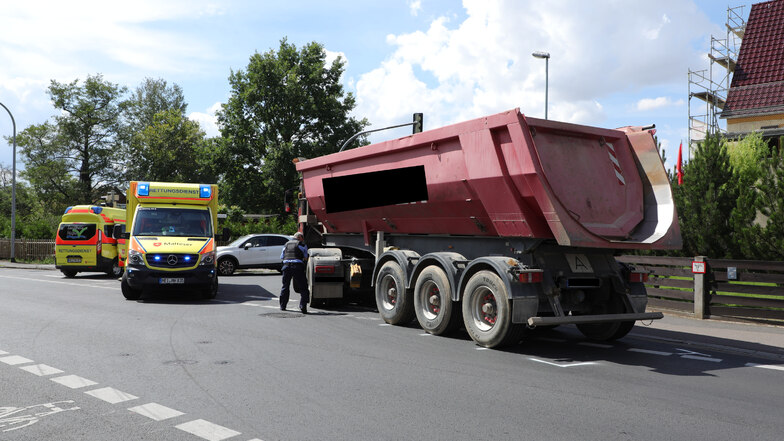 An der Kreuzung Weinböhlaer Straße/Auerstraße in Coswig kam es zu einem schweren Unfall am Montagvormittag.