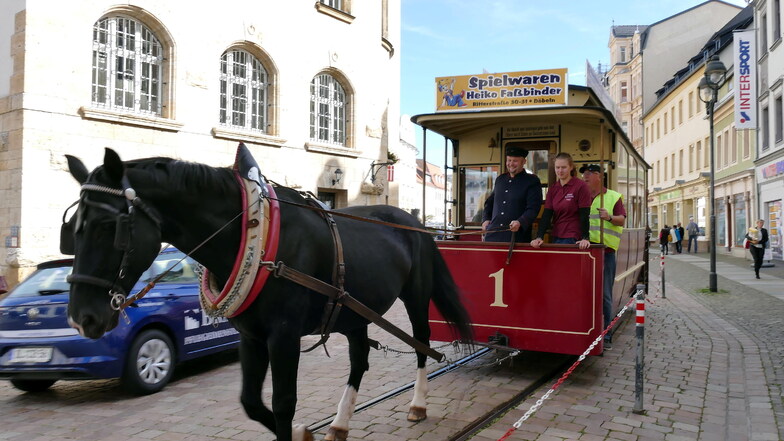 Bisher endet die Fahrstrecke der Döbelner Pferdebahn auf dem Obermarkt. Jetzt ist das Geld da, um sie bis auf den Lutherplatz zu verlängern.