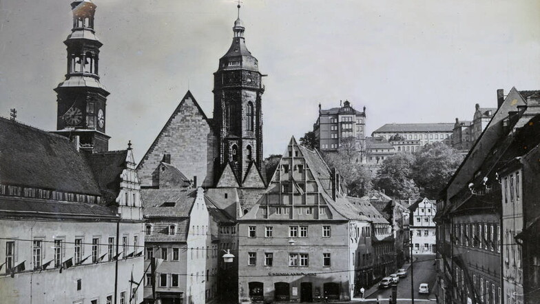 Pirnaer Marktplatz um 1960: Graue Tristesse überwiegt, viele Wohnungen stehen leer.