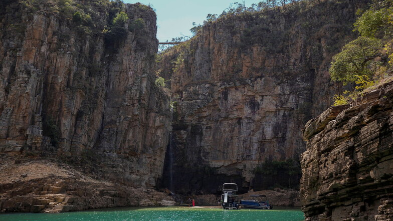 Brasilien: Felswand stürzt auf Touristenboote