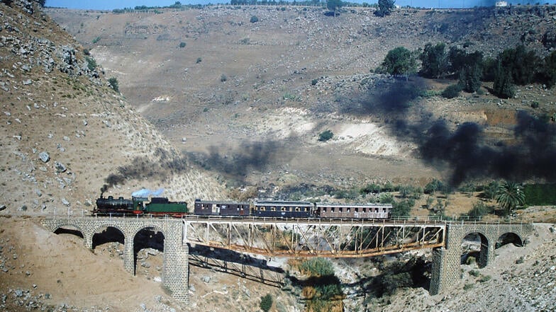 Ein Sonderzug durchquert 2007 auf der von Heinrich August Meißner erbauten Strecke die Yarmuk-Schlucht.