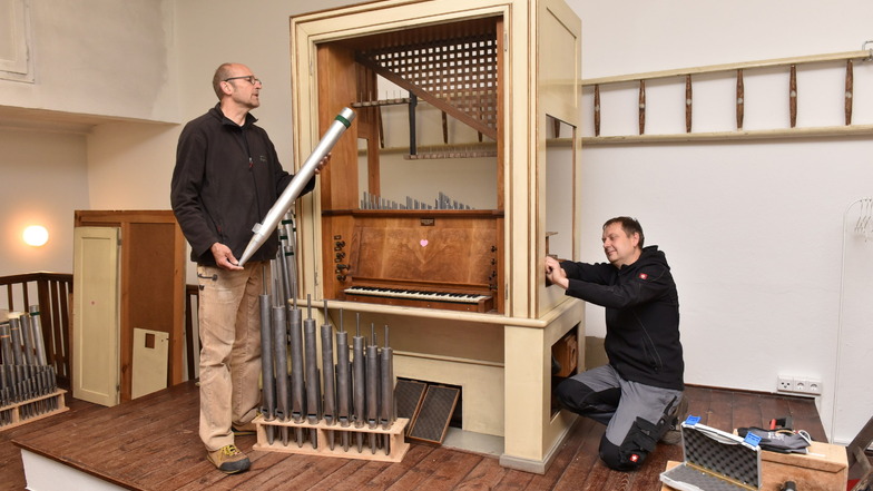 Joachim Jehmlich (re.) und Frank Liebmann (li.) bauen die Orgel von 1959 aus der ehemaligen katholischen Kirche Glashütte aus.