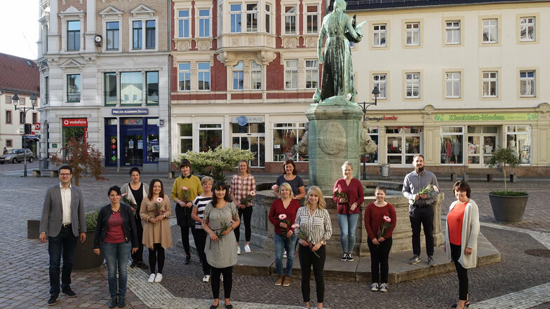 Ein großer Teil der 15 neuen Erzieherinnen und Erzieher haben sich fürs Gruppenfoto vor dem Schlegelbrunnen aufgestellt. Mit dabei unter anderem Oberbürgermeister Sven Liebhauser (links).