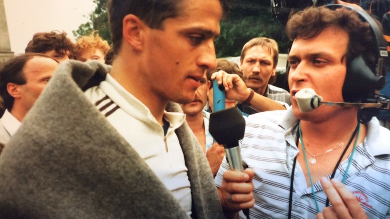 Nach seinem Etappensieg 1988 in Legnica wird Werner Stauff von Reportern und Fans belagert – für den inzwischen 59-Jährigen einer der größten Karriere-Erfolge.