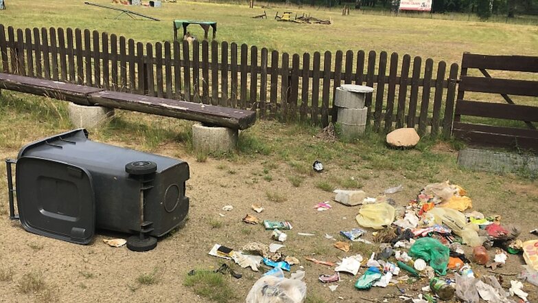 Herumgeworfener Müll und beschädigte Trainingsgeräte (im Hintergrund): So fanden die Weißwasseraner Hundesportler am Samstag ihren Trainingsplatz vor.